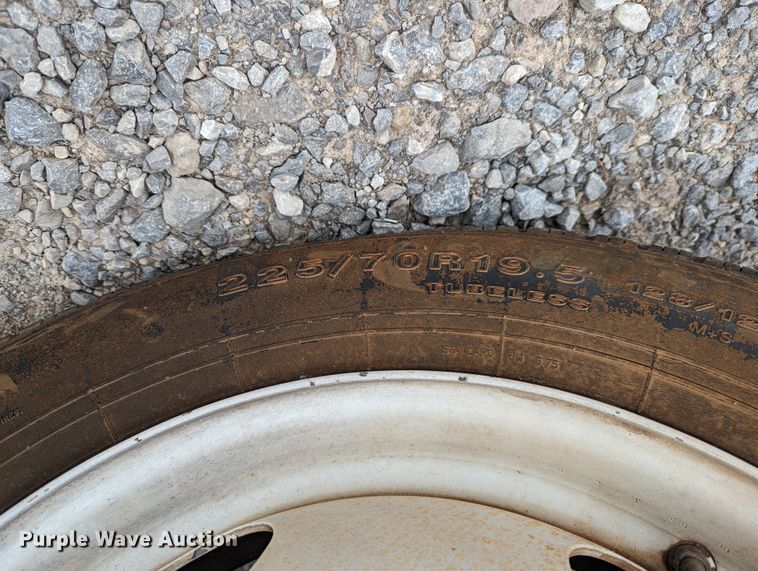 image for item DR6813 1992 GMC Sierra C3500HD SL  pickup truck cab and chassis