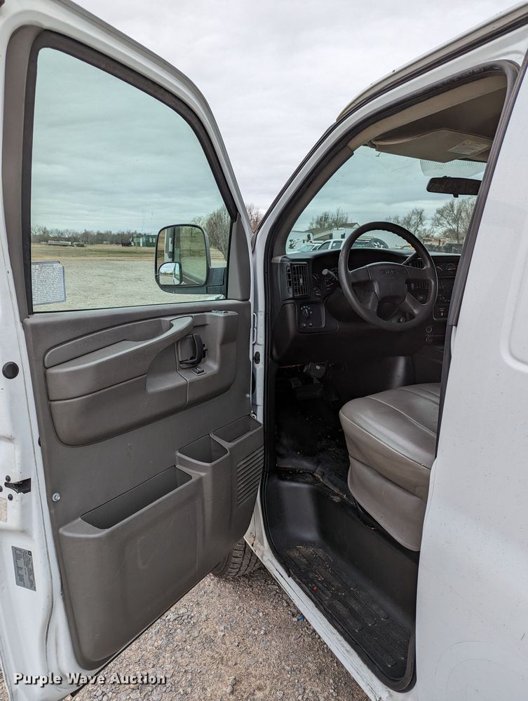 image for item DR6814 2007 GMC Savana G2500  van