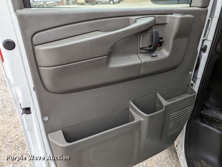 image for item DR6814 2007 GMC Savana G2500  van