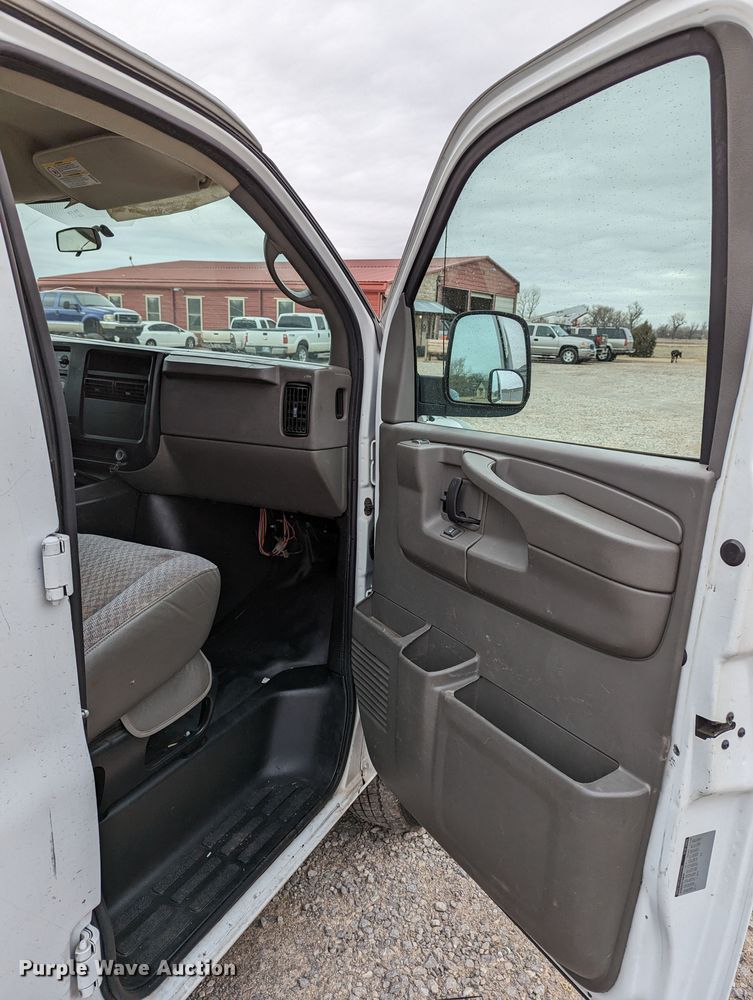 image for item DR6814 2007 GMC Savana G2500  van