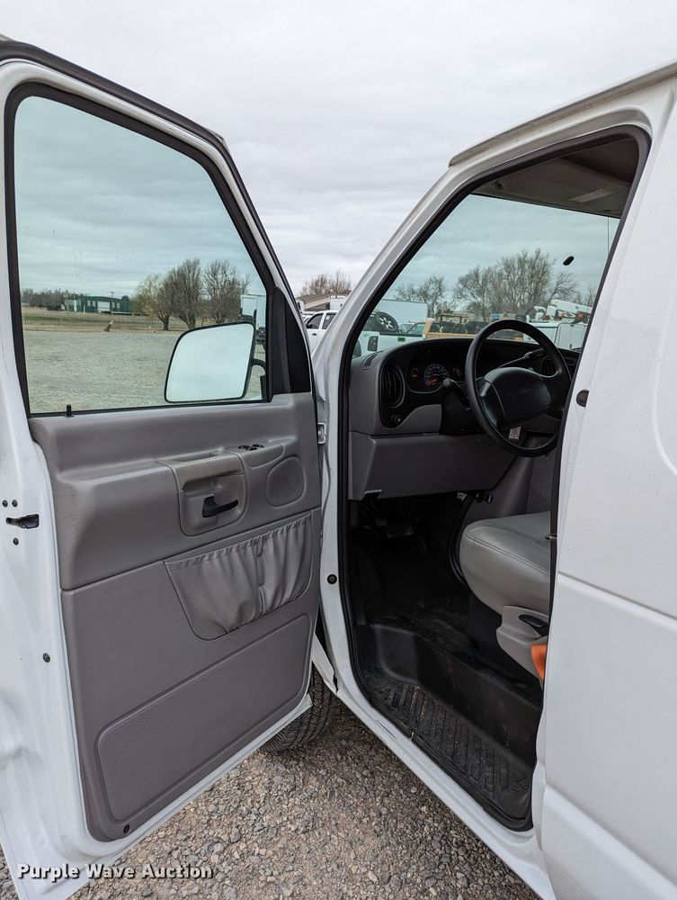 image for item DR6815 2001 Ford E250  van
