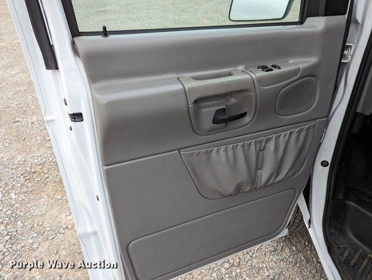 image for item DR6815 2001 Ford E250  van