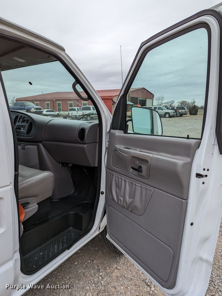 image for item DR6815 2001 Ford E250  van