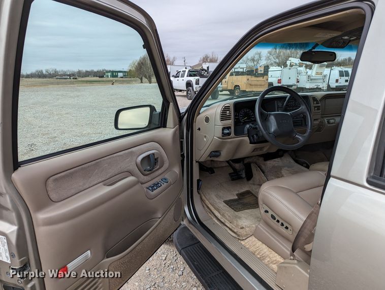 image for item DR6818 1999 GMC Suburban 1500 SLT  SUV