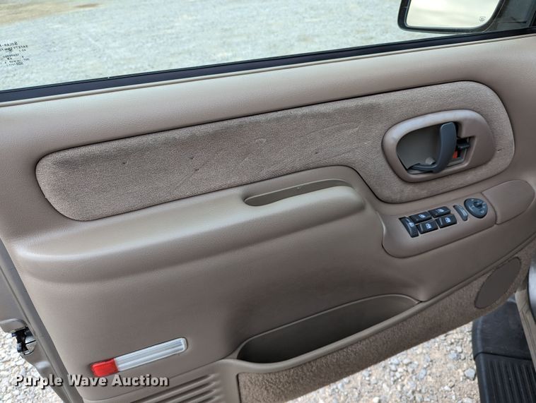 image for item DR6818 1999 GMC Suburban 1500 SLT  SUV