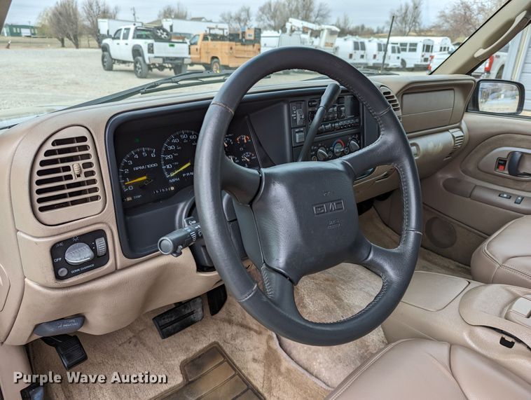 image for item DR6818 1999 GMC Suburban 1500 SLT  SUV