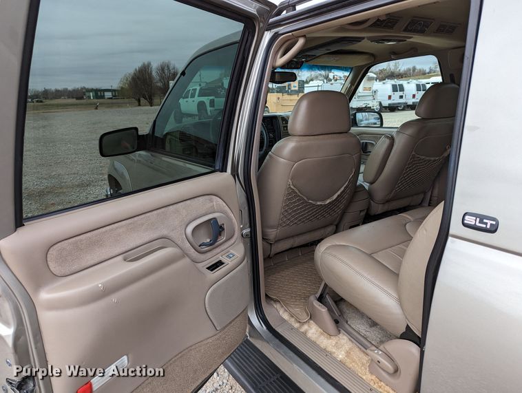 image for item DR6818 1999 GMC Suburban 1500 SLT  SUV
