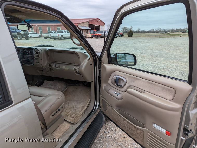 image for item DR6818 1999 GMC Suburban 1500 SLT  SUV