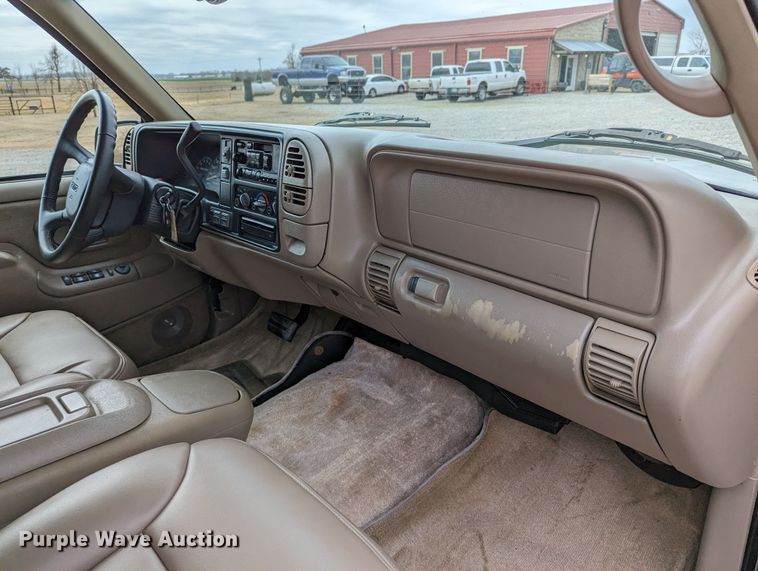 image for item DR6818 1999 GMC Suburban 1500 SLT  SUV