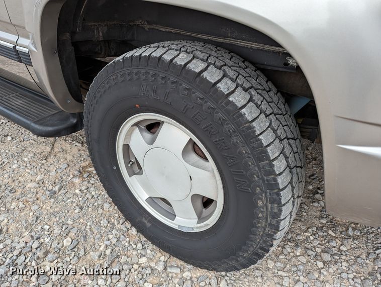 image for item DR6818 1999 GMC Suburban 1500 SLT  SUV