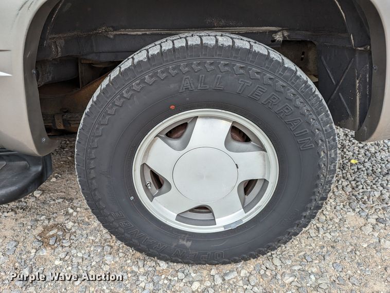 image for item DR6818 1999 GMC Suburban 1500 SLT  SUV