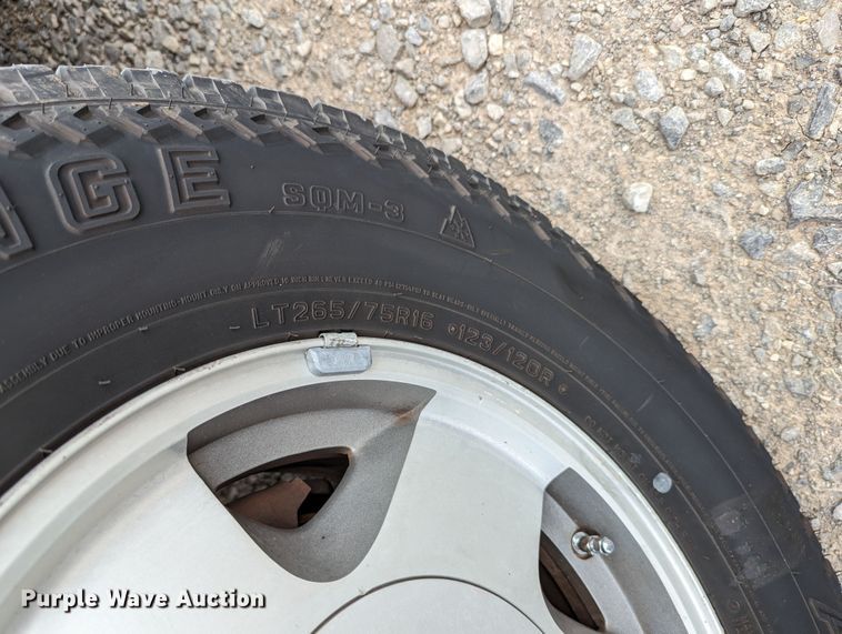 image for item DR6818 1999 GMC Suburban 1500 SLT  SUV