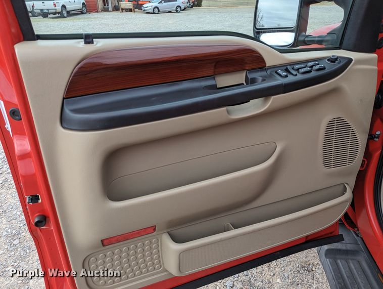 image for item DR6819 2006 Ford F550 Super Duty Lariat  Crew Cab truck cab and chassis