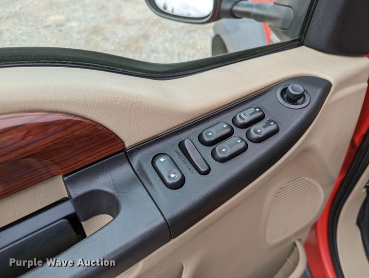 image for item DR6819 2006 Ford F550 Super Duty Lariat  Crew Cab truck cab and chassis