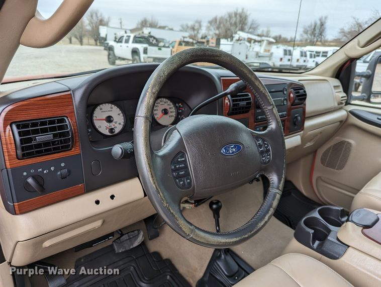 image for item DR6819 2006 Ford F550 Super Duty Lariat  Crew Cab truck cab and chassis