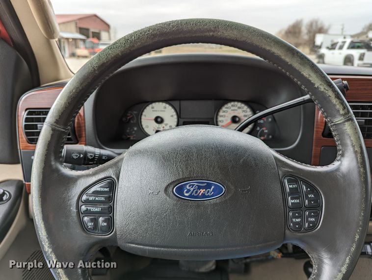 image for item DR6819 2006 Ford F550 Super Duty Lariat  Crew Cab truck cab and chassis