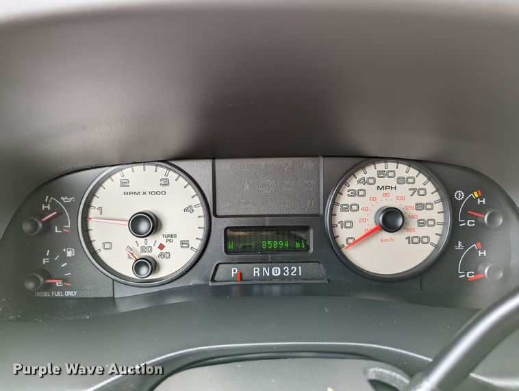 image for item DR6819 2006 Ford F550 Super Duty Lariat  Crew Cab truck cab and chassis