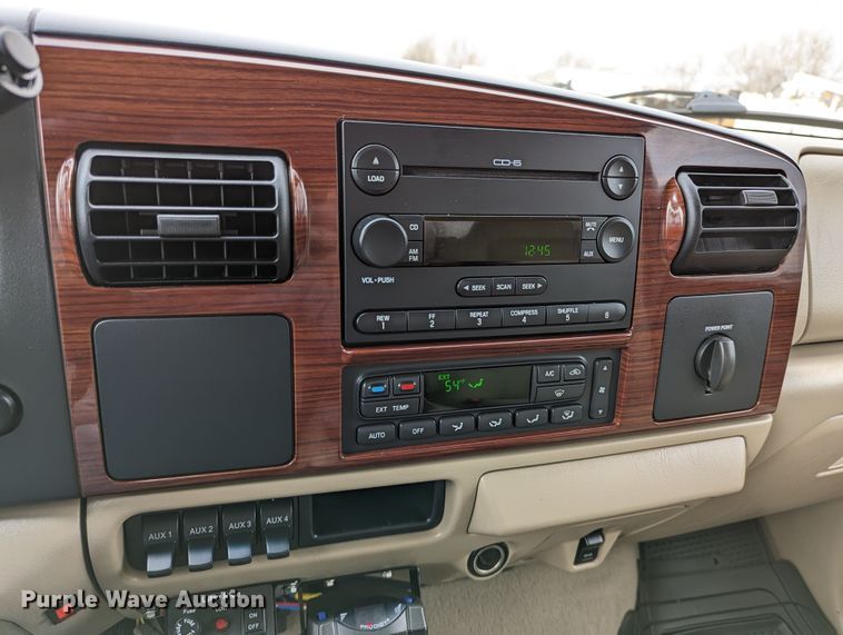 image for item DR6819 2006 Ford F550 Super Duty Lariat  Crew Cab truck cab and chassis