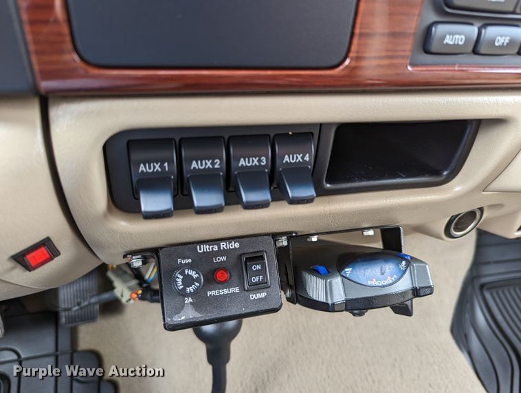 image for item DR6819 2006 Ford F550 Super Duty Lariat  Crew Cab truck cab and chassis