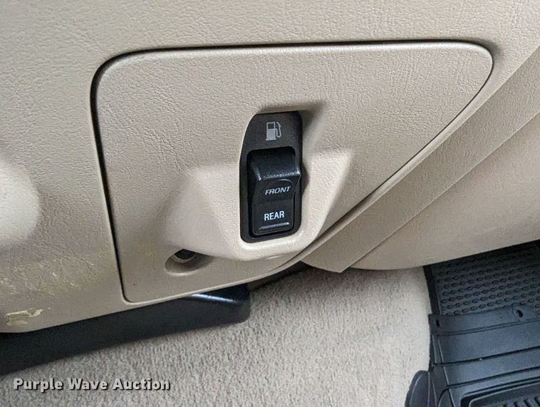 image for item DR6819 2006 Ford F550 Super Duty Lariat  Crew Cab truck cab and chassis