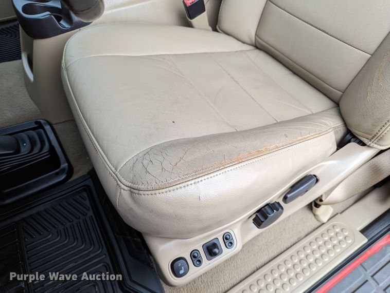 image for item DR6819 2006 Ford F550 Super Duty Lariat  Crew Cab truck cab and chassis