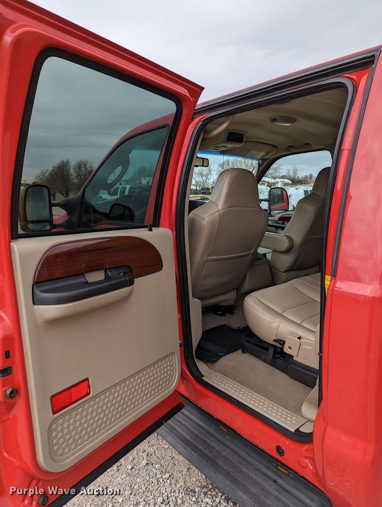 image for item DR6819 2006 Ford F550 Super Duty Lariat  Crew Cab truck cab and chassis