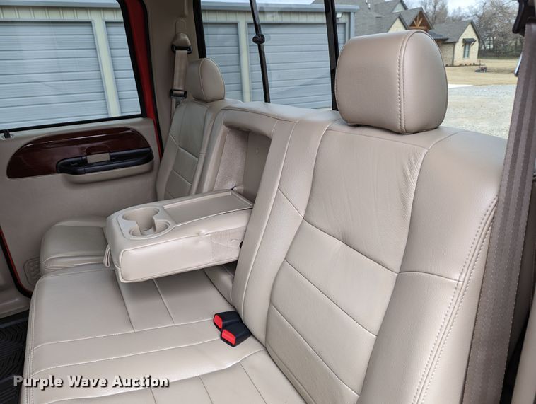 image for item DR6819 2006 Ford F550 Super Duty Lariat  Crew Cab truck cab and chassis