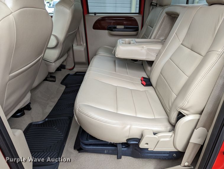 image for item DR6819 2006 Ford F550 Super Duty Lariat  Crew Cab truck cab and chassis