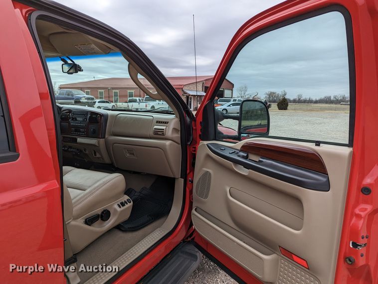 image for item DR6819 2006 Ford F550 Super Duty Lariat  Crew Cab truck cab and chassis