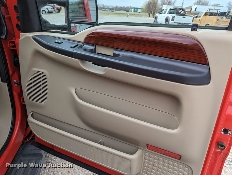 image for item DR6819 2006 Ford F550 Super Duty Lariat  Crew Cab truck cab and chassis