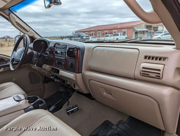 image for item DR6819 2006 Ford F550 Super Duty Lariat  Crew Cab truck cab and chassis