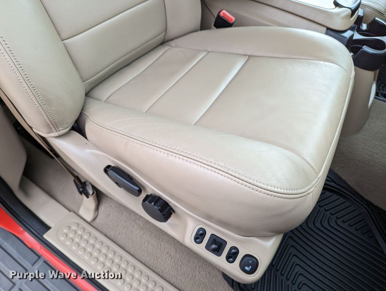 image for item DR6819 2006 Ford F550 Super Duty Lariat  Crew Cab truck cab and chassis