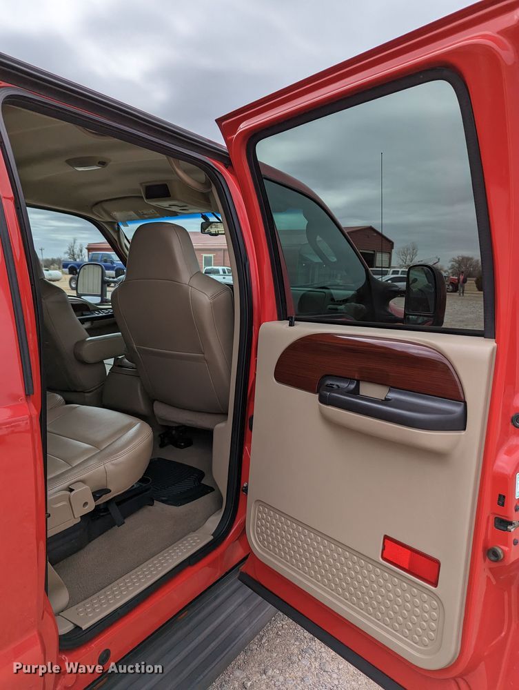 image for item DR6819 2006 Ford F550 Super Duty Lariat  Crew Cab truck cab and chassis