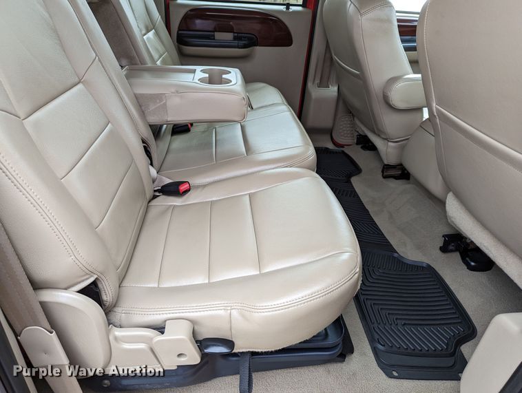 image for item DR6819 2006 Ford F550 Super Duty Lariat  Crew Cab truck cab and chassis