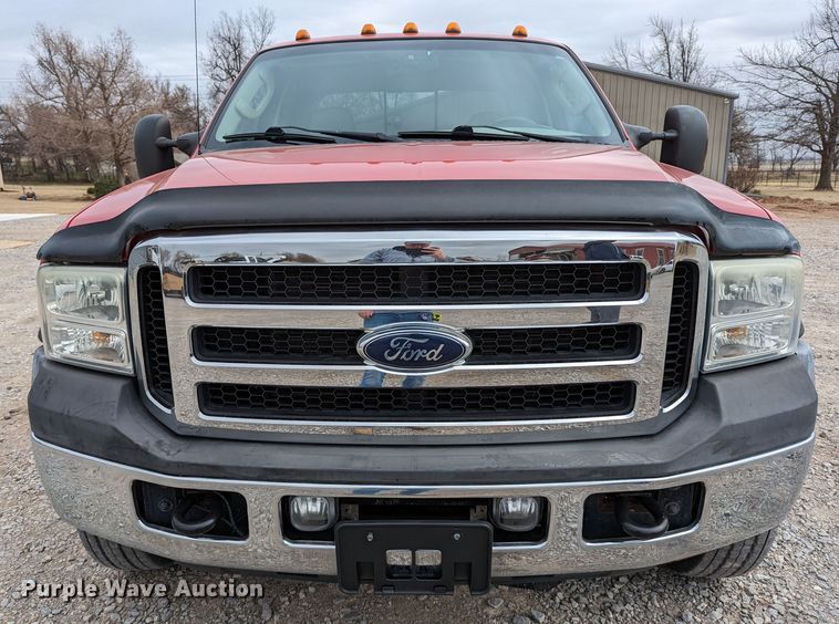 image for item DR6819 2006 Ford F550 Super Duty Lariat  Crew Cab truck cab and chassis