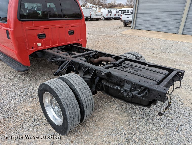 image for item DR6819 2006 Ford F550 Super Duty Lariat  Crew Cab truck cab and chassis