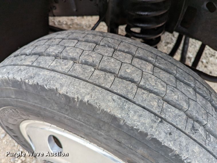 image for item DR6819 2006 Ford F550 Super Duty Lariat  Crew Cab truck cab and chassis