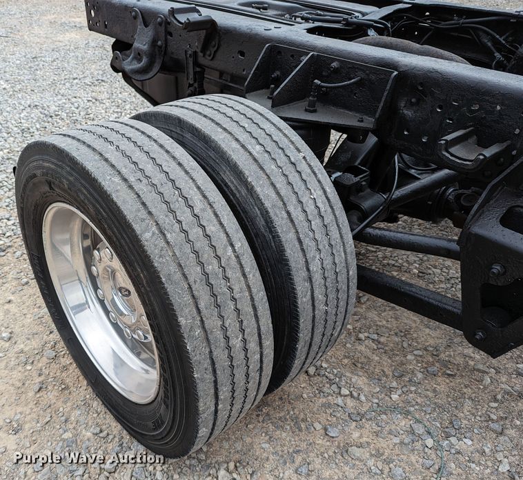 image for item DR6819 2006 Ford F550 Super Duty Lariat  Crew Cab truck cab and chassis