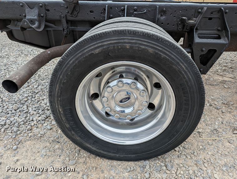 image for item DR6819 2006 Ford F550 Super Duty Lariat  Crew Cab truck cab and chassis