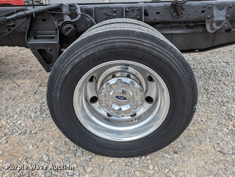 image for item DR6819 2006 Ford F550 Super Duty Lariat  Crew Cab truck cab and chassis