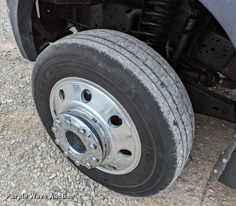 image for item DR6819 2006 Ford F550 Super Duty Lariat  Crew Cab truck cab and chassis