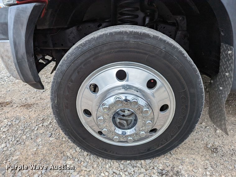 image for item DR6819 2006 Ford F550 Super Duty Lariat  Crew Cab truck cab and chassis