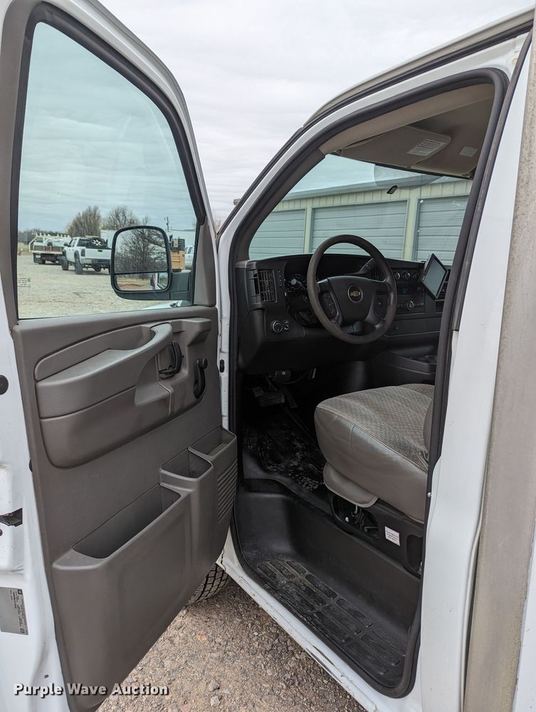 image for item DR6821 2014 Chevrolet Express G3500  box truck