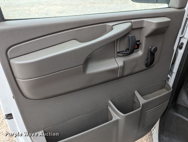 image for item DR6821 2014 Chevrolet Express G3500  box truck