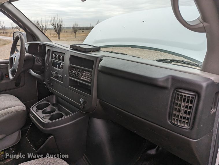 image for item DR6821 2014 Chevrolet Express G3500  box truck