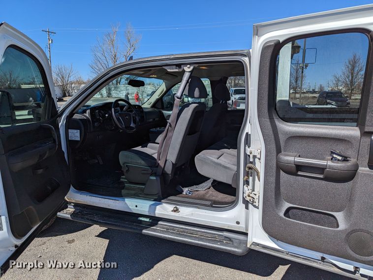 image for item DR6824 2009 Chevrolet Silverado 3500HD  Ext. Cab pickup truck