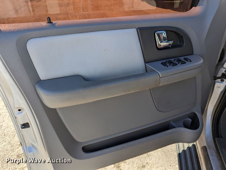image for item DR6828 2005 Ford Expedition  SUV