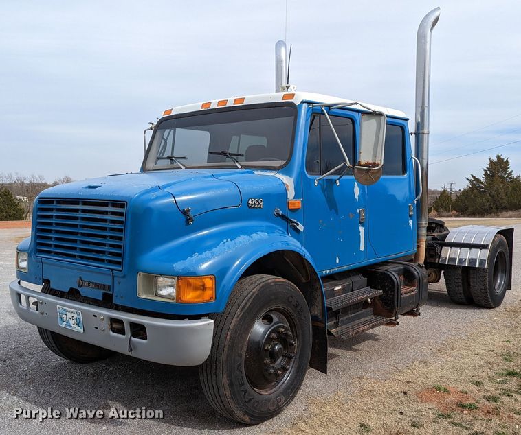 image for item DR6832 1996 International 4700  Crew Cab semi truck