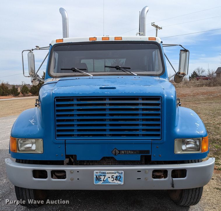 image for item DR6832 1996 International 4700  Crew Cab semi truck