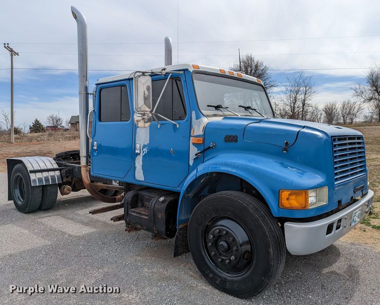 image for item DR6832 1996 International 4700  Crew Cab semi truck